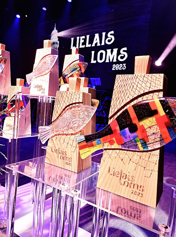 Balvas "Lielais loms" autore ir stikla māksliniece Ieva Strazdiņa.