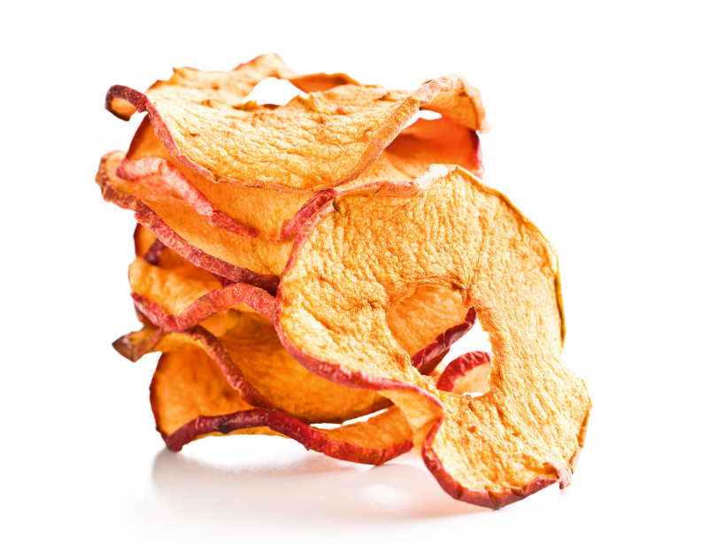 Visvienkāršākais variants – ābolus kaltēt ar visu mizu, griežot plānās šķēlītēs un izņemot sēklotni.