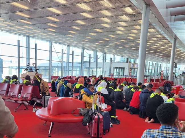 Francijā izsauc sašutumu kolektīva musulmaņu lūgšana lidostā.