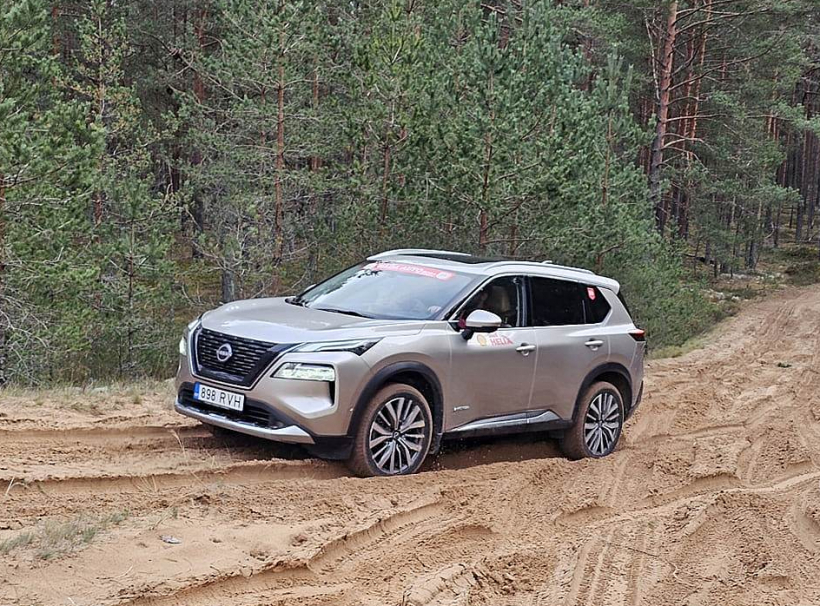 Mēģinām arī sēņotāju takas. Pirmie iespaidi – pārākais ir "Nissan X-Trail".
