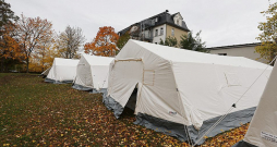 Patvēruma meklētāju centra teritorijā izvietotās teltis Eizenbergas pilsētā Tīringenes federālajā zemē šā gada 2. novembrī. Katra telts ieplānota 10 līdz 20 cilvēkiem. 