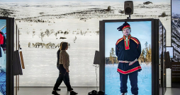 Sāmi Somijā aizvien aktīvāk tiecas pastāvēt uz savām pirmtautas tiesībām. Viņi nevēlas, lai sāmu kultūra un tradīcijas būtu vairs tikai muzeja eksponāti. Attēlā – Siida Muzeja izstāde par sāmu dzīvi Inari Somijā šī gada oktobrī.