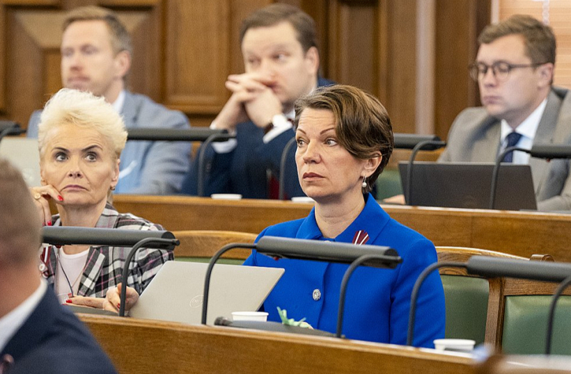 Deputāte Linda Matisone ("AS") atgādināja, ka laikā kopš 2016. gada, kad Latvijas vārdā Stambulas konvenciju parakstīja toreizējais labklājības ministrs, joprojām nav izveidota elektroniskā upuru aizsardzības sistēma: "Tas nozīmē, ka Stambulas konvencija ir tukša skaņa bez rīcības."