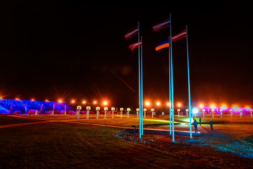 Atklāts gaismas uzvedums Likteņdarzā.