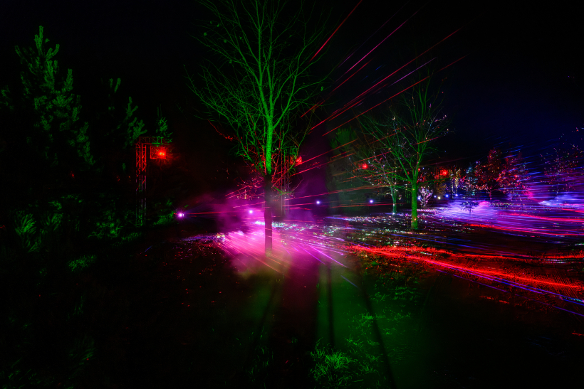 Atklāts gaismas uzvedums Likteņdarzā.