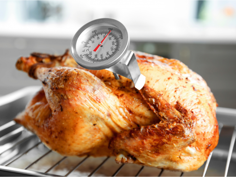 Lai būtu droši, ka putns netiks pārcepts, tajā iesprauž termometru.