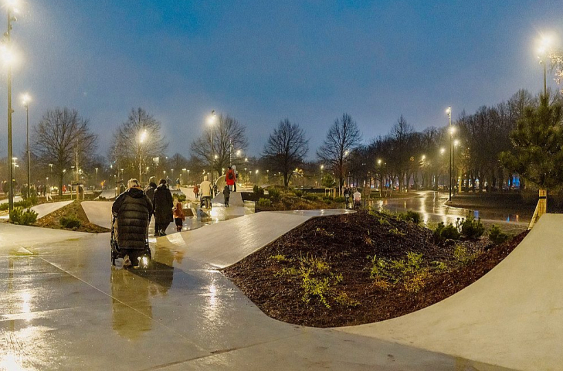 Parkā ierīkota ūdenstilpe ar tiltiņiem, izbūvēts slēpošanas/skrituļošanas celiņš, kas nekrustojas ar gājēju celiņiem, jo krustojuma vietās izveidoti tilti un tuneļi.