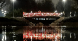 Lāčplēša dienā par godu karavīriem, kas krituši Latvijas brīvības cīņās, svecītes tika aizdegtas arī uz Uzvaras parka jaunajiem tiltiņiem.