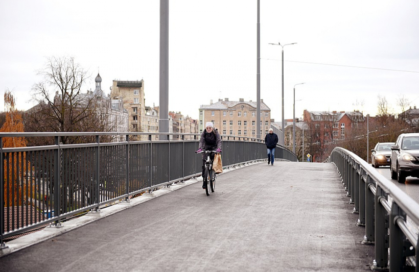 Lai gan Brasas tilta vienā pusē ir trīs metrus plata ietve un brauktuve velosipēdistiem, apvienībai "Pilsēta cilvēkiem" ar to ir par maz.