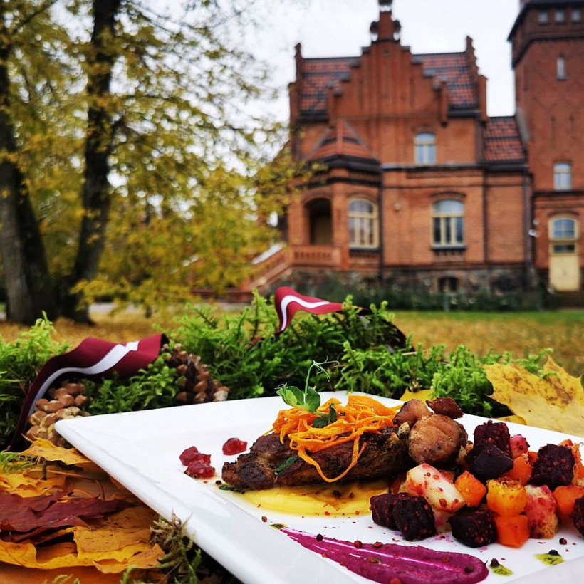 Jaunmoku pils restorāna piedāvājums svētku nedēļā.