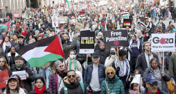 Londonā sestdien demonstrācijā palestīniešu atbalstam piedalījās apmēram 300 000 cilvēku.
