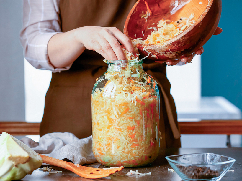 Sasmalcinātos kāpostus liek traukā ne pārāk biezās kārtās un noblīvē.