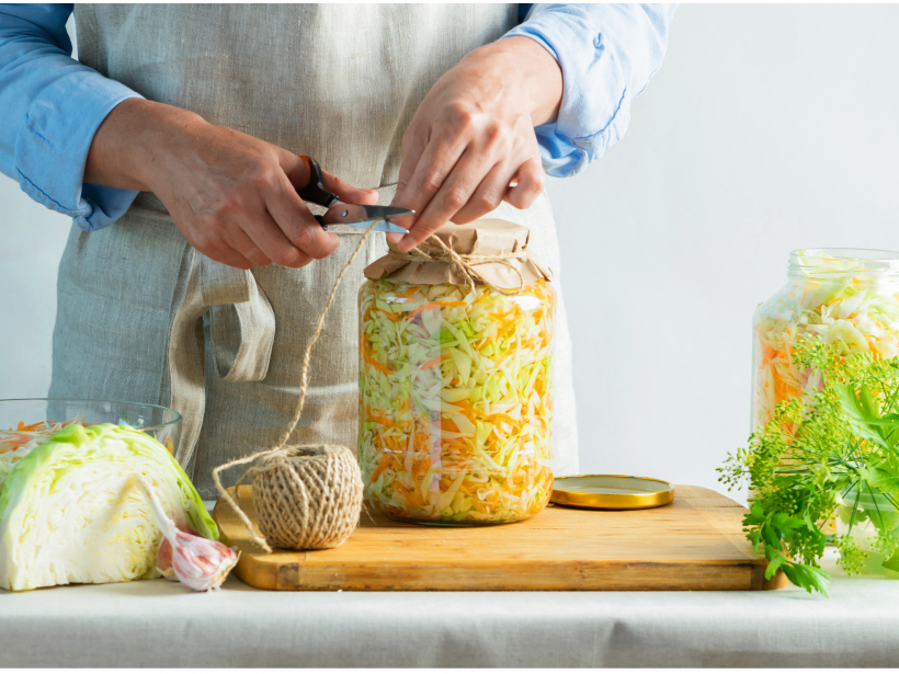 Trauku novieto siltā telpā (16–18 oC ), lai kāposti rūgst.