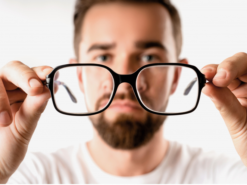 Ja, lietojot brilles, redze pasliktinās, iemesls ir kādi ārēji apstākļi, kas ietekmē acu veselību.