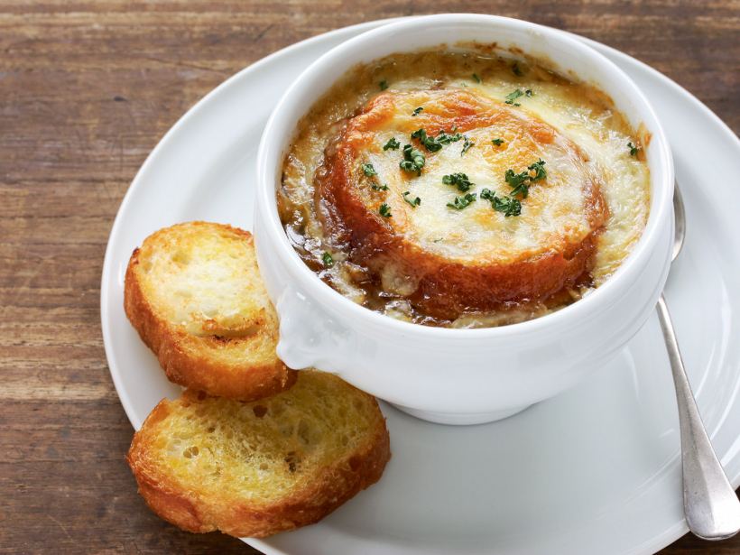 Sīpolu zupa ar grauzdiņiem.