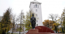 Piemineklis J. Čakstem Jelgavā.