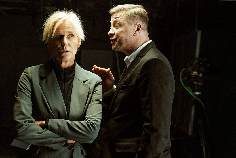 Ināra Slucka lietišķās funkcionāres – festivāla direktores Reičelas Dorsas – lomā un Egons Dombrovskis – Stens Nešs, "bijušais krievs".