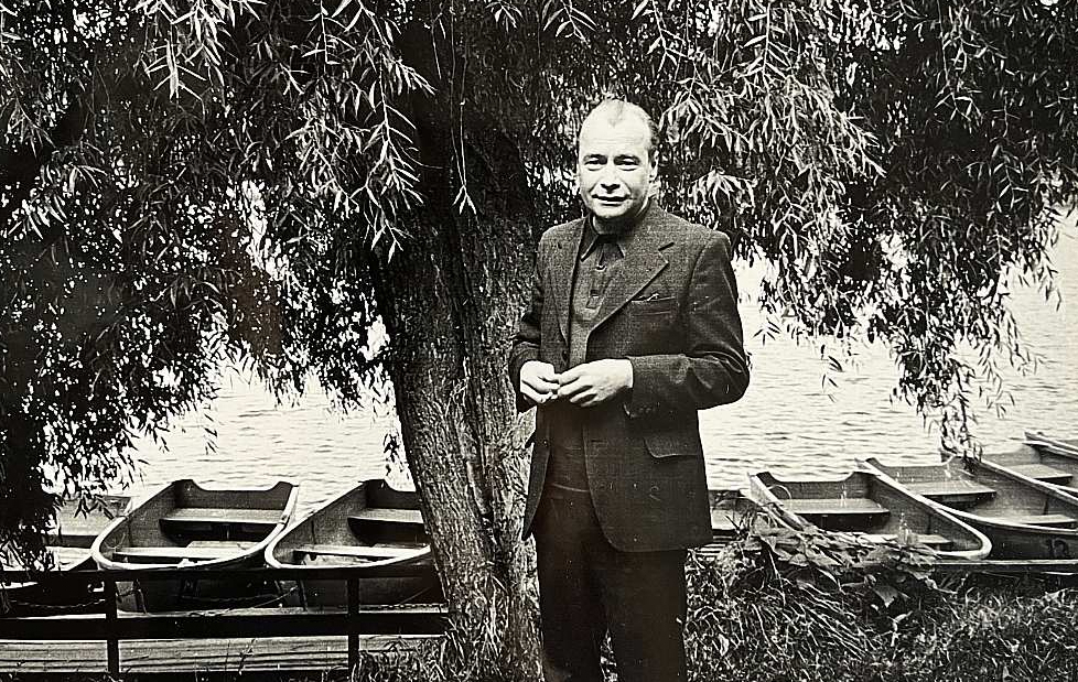 Dzejnieks Ojārs Vācietis (dzimis 1933. gada 13. novembrī Trapenē, miris 1983. gada 28. novembrī Rīgā) pie Māras dīķa 1977. gadā.