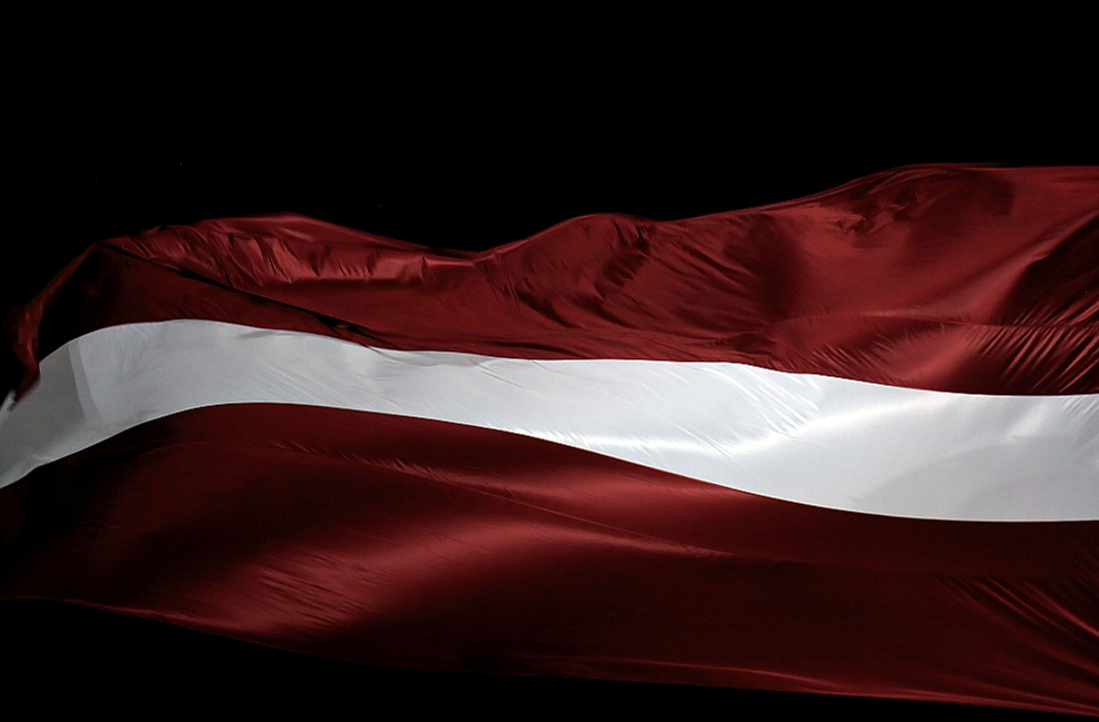Sarkanbaltsarkanais karogs simbolizē mūsu mīlestību pret savu Latviju.