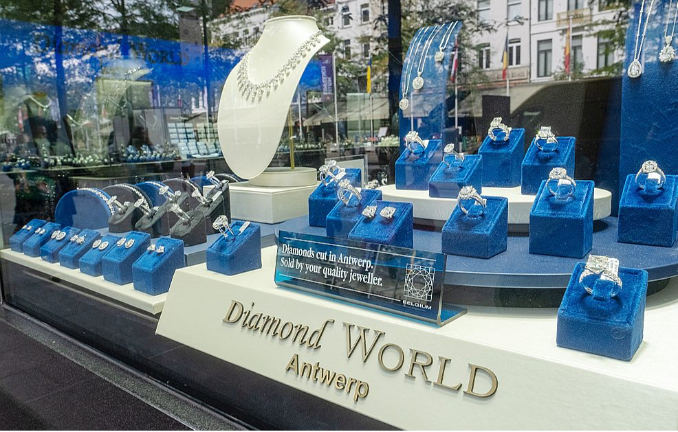 Juvelierveikals Eiropas dimantu tirdzniecības centrā Antverpenē Beļģijā. Ap 80% neapstrādāto pasaules dimantu pirms tālākas pārdošanas iziet caur Antverpeni. Lielai daļai ir Krievijas izcelsme.