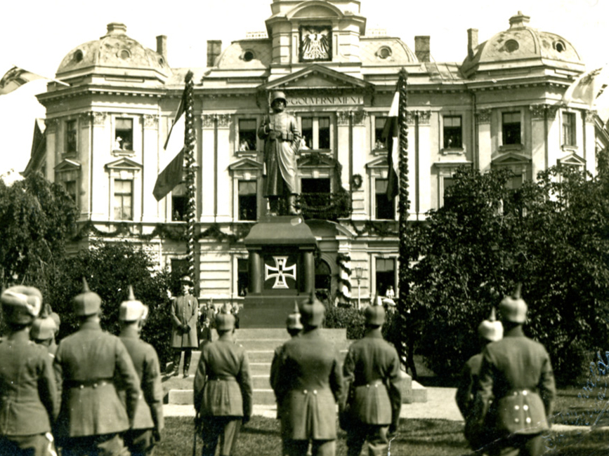 Piemineklis vācu karavīriem. Atklāšana 1918. gada 3. septembrī.