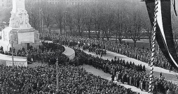 Brīvības pieminekļa atklāšana 1935. gada 18. novembrī. Monumentu ceļā no idejas līdz tapšanai pavadīja gluži latviska ķīvēšanās un vilcināšanās, taču okupācijas gadi tautas apziņā to padarīja par neapstrīdamu valstiskuma simbolu.