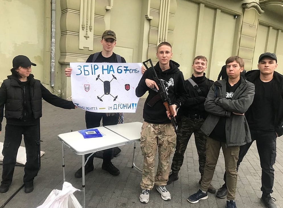 Jaunieši vāc naudu drona iegādei Ukrainas armijas vienībai.