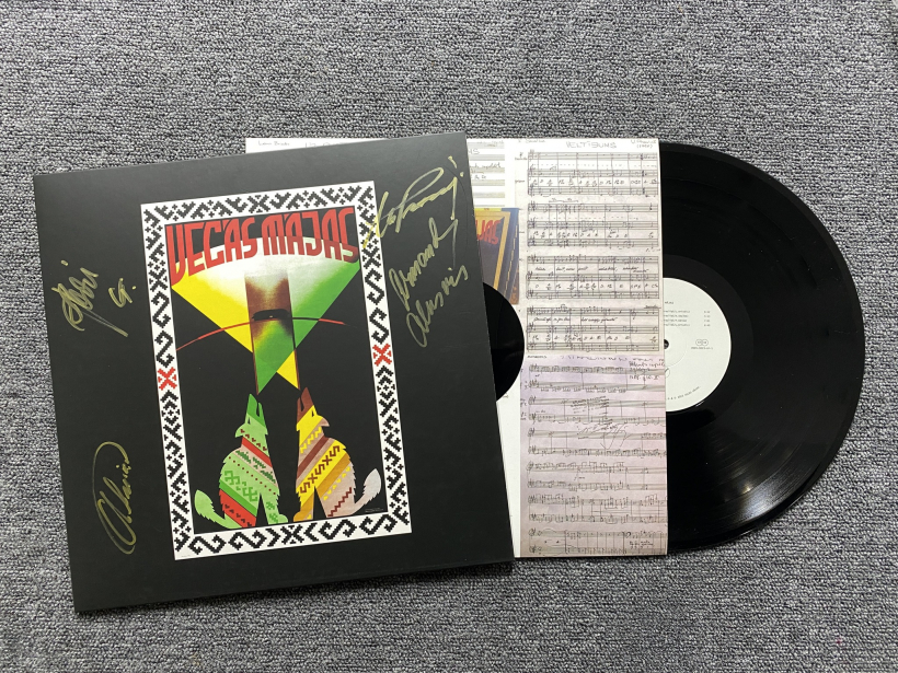 Vinilplate "Vecās mājas".