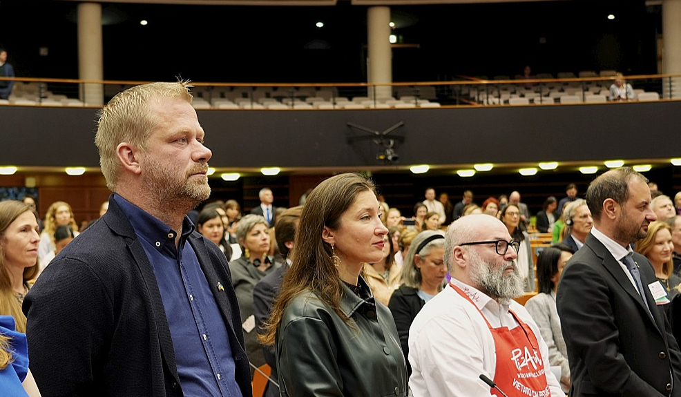 "Twitter" konvoja vadītājs Reinis Pozņaks (no kreisās) un festivāla "LAMPA" direktore Ieva Morica ieradušies Eiropas Parlamentā, lai saņemtu Eiropas Pilsoņu balvu, kas piešķirta viņu lolotajiem projektiem.