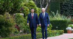 ASV prezidenta Džo Baidena (no labās) un Ķīnas prezidenta Sji Dzjiņpina tikšanās Kalifornijā tika pabeigta ar pastaigu dārzā.
