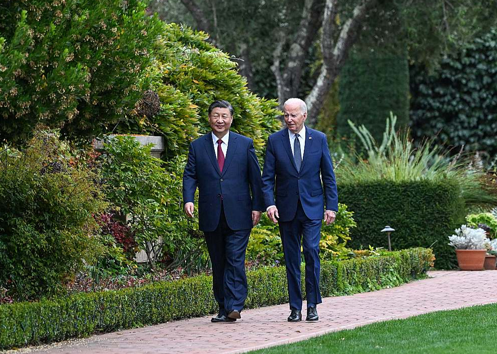 ASV prezidenta Džo Baidena (no labās) un Ķīnas prezidenta Sji Dzjiņpina tikšanās Kalifornijā tika pabeigta ar pastaigu dārzā.