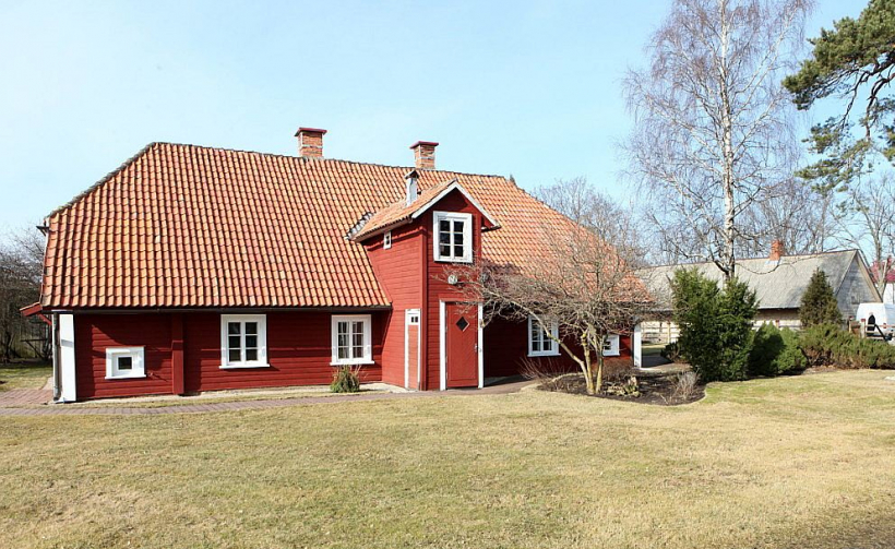 Ainažu jūrskolas muzejs iekārtots vēsturiskā ēkā – ainažnieka Jura Veides saimes mājā, kur 1864. gada 23. novembrī vietējie jūrasbraucēji, Krišjāņa Valdemāra iedvesmoti, par pašu ziedotiem līdzekļiem nodibināja pirmo jūrskolu.