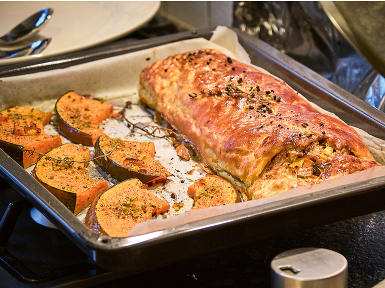 Pīrāgu cep cepeškrāsnī 190–200 grādos 30–40 minūtes.