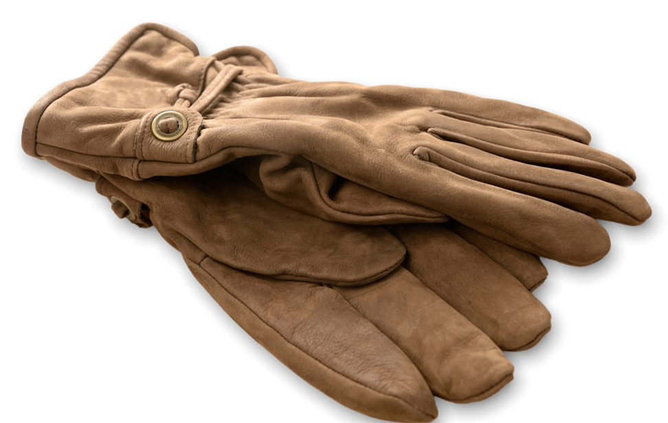 Zamšādas cimdus var tīrīt ar atšķaidītu ožamo spirtu (1:4 (ūdens)), parīvējot ar vates tamponu.