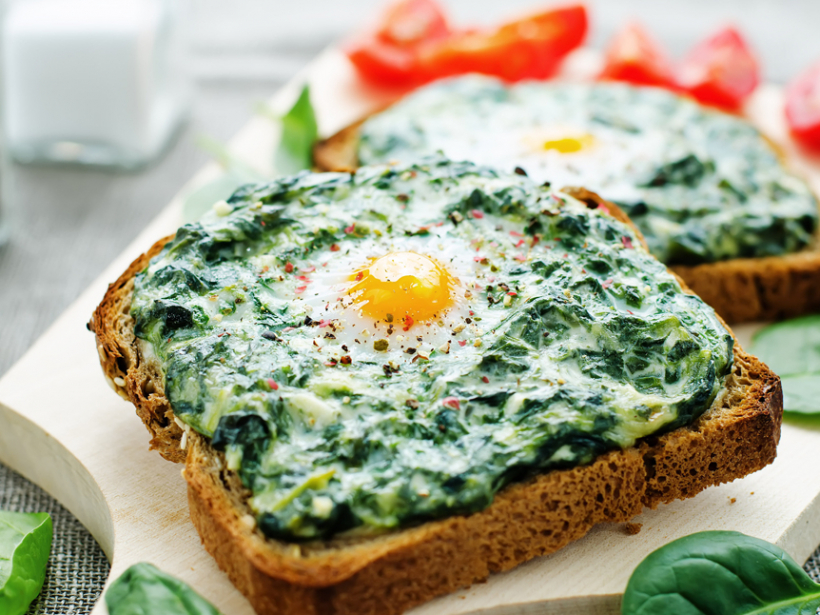 Ar spinātiem un sieru.