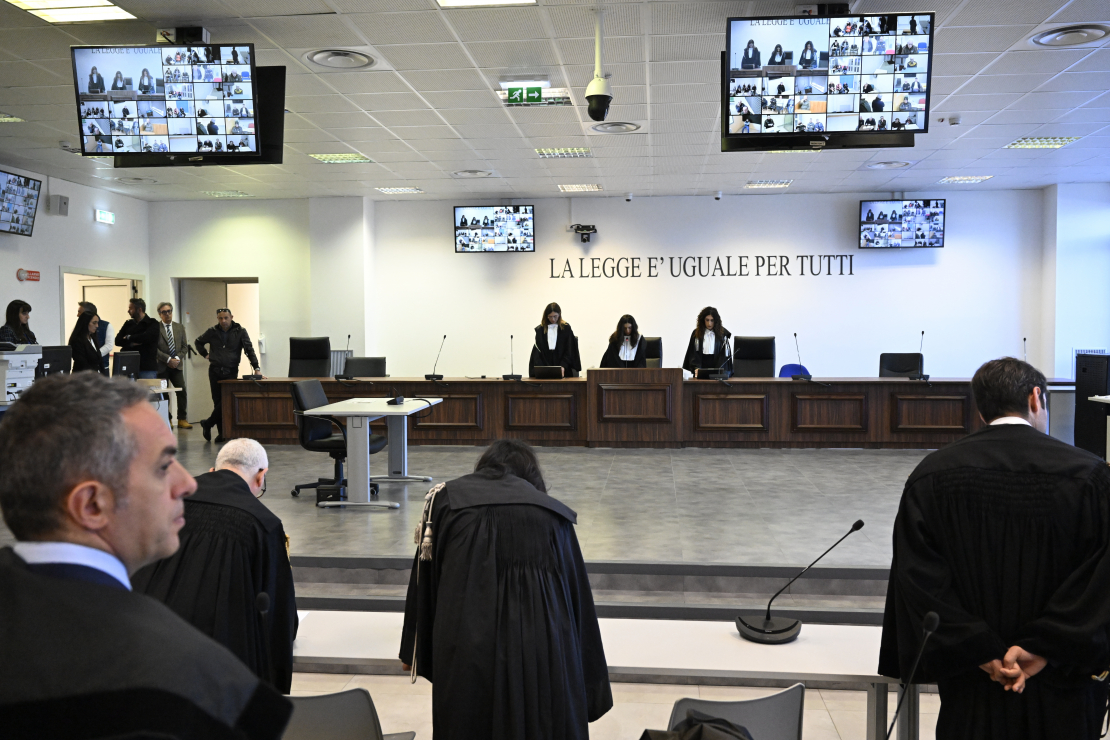 Vēsturiskā Itālijas mafijas prāvā notiesā 200 cilvēkus. Tiesas priekšsēdētāja Brigida Kavasīno (centrā).
