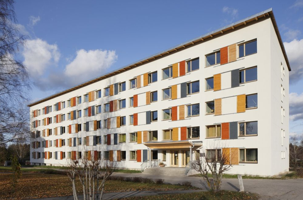 Pirms 11 gadiem Ērgļu profesionālās vidusskolas dienesta viesnīcu un mācību darbnīcu renovēja par 1,5 miljoniem eiro. Tā ir būvēta pēc pasīvās mājas nosacījumiem. Tagad īpašums ar zemi izsolē pārdots par 69 tūkstošiem eiro.