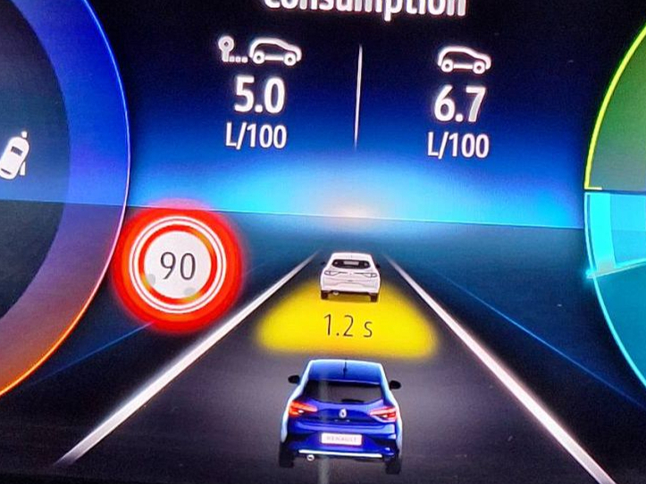 Šķiet, vairāk par visiem ātruma limitu atgādinājumiem Latvijas šoferīšu nelāgos paradumus varētu mainīt šāds distances rādītājs, ar kādu aprīkots "Renault Clio" panelis.