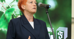 Līga Sausiņa, Siguldas novada pašvaldības domes priekšsēdētāja. Meža diena kokaudzētavā "Zābaki". AS "Latvijas Finieris" kokaudzētava "Zābaki". Zābaki, Krimuldas pagasts, Siguldas novads. 