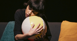 Dārta Daneviča titullomā Diānas Kaijakas iestudētajā Dailes teātra Mazās zāles izrādē "Zēni nav meitenes".