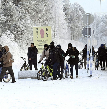 Migranti ar velosipēdiem pie Sallas robežšķērsošanas vietas Somijas Lapzemē 21. novembrī.
