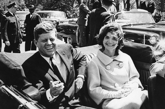 ASV prezidents Džons Ficdžeralds Kenedijs ar dzīvesbiedri Žaklīnu automašīnā Vašingtonā 1961. gada maijā. Kenedija nogalināšana ir sazvērestības teorijām apvītākais stāsts ASV vēsturē, un CIP pārklātais slepenības plīvurs to tikai veicina.