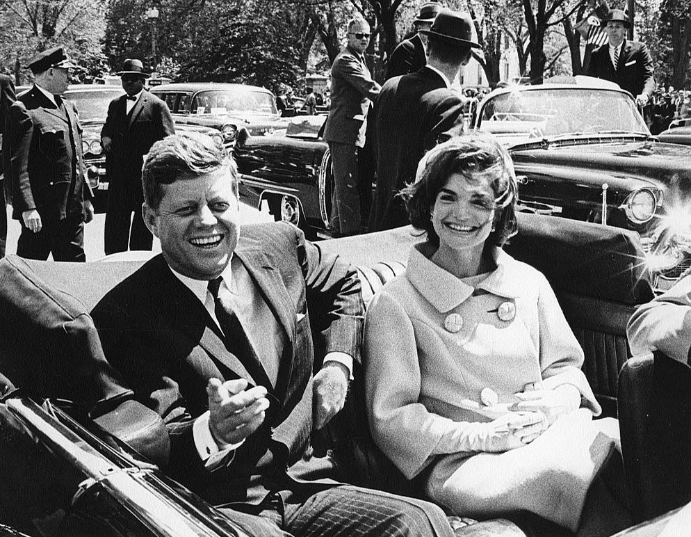 ASV prezidents Džons Ficdžeralds Kenedijs ar dzīvesbiedri Žaklīnu automašīnā Vašingtonā 1961. gada maijā. Kenedija nogalināšana ir sazvērestības teorijām apvītākais stāsts ASV vēsturē, un CIP pārklātais slepenības plīvurs to tikai veicina.