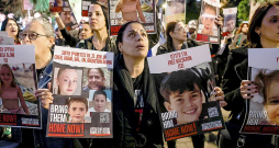 Protesta akcijā Telavivā 20. novembrī tiek pieprasīta grupējuma "Hamās" 7. oktobrī sarīkotā teroristiskā uzbrukuma laikā sagūstīto ķīlnieku atbrīvošana.