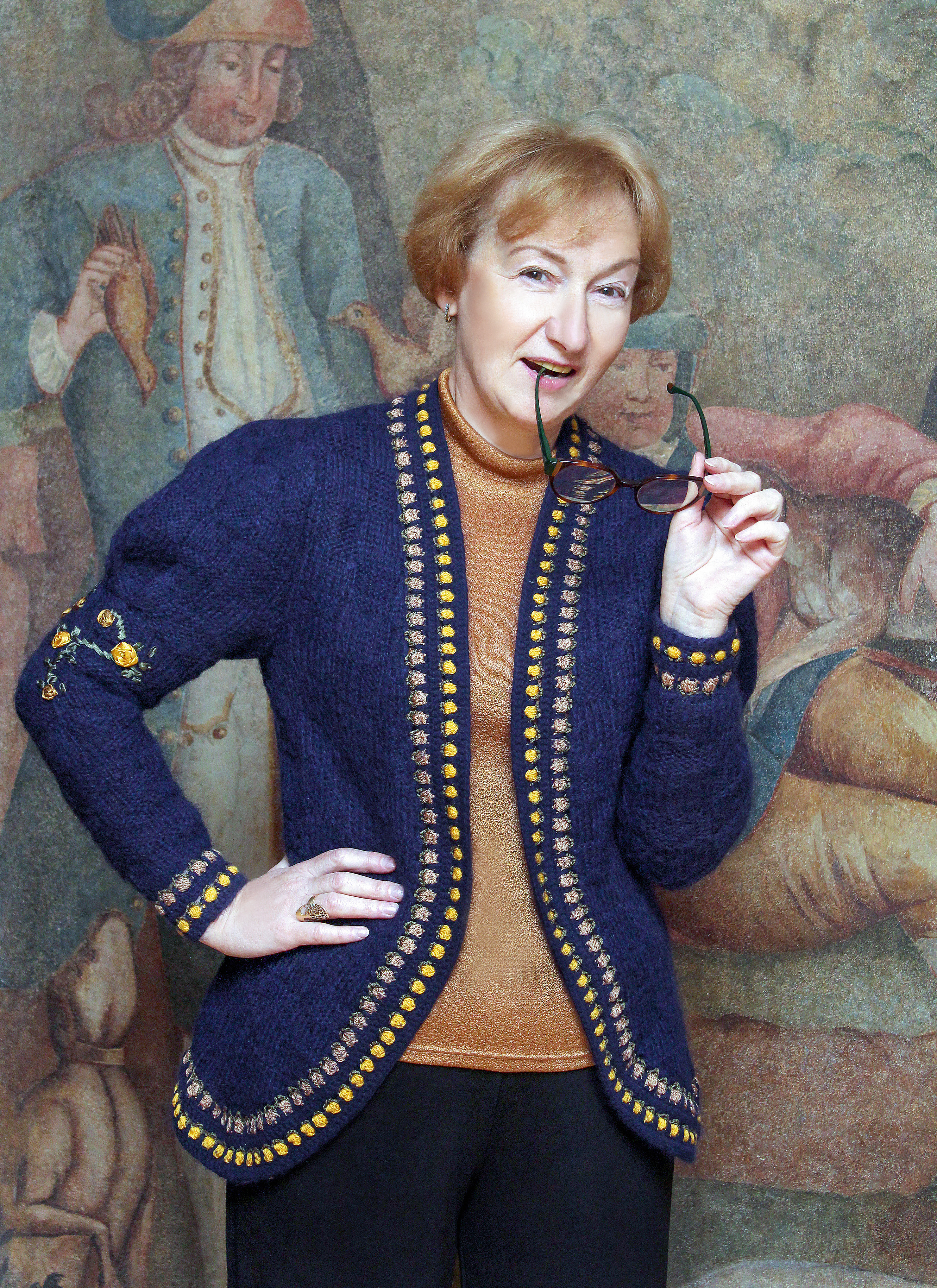 Adīta jaka ar izšuvumiem.