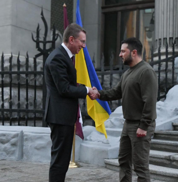 Valsts prezidents Edgars Rinkēvičs šodien ieradies vizītē Ukrainā, kur tikās ar Ukrainas prezidentu Volodimiru Zelenski.