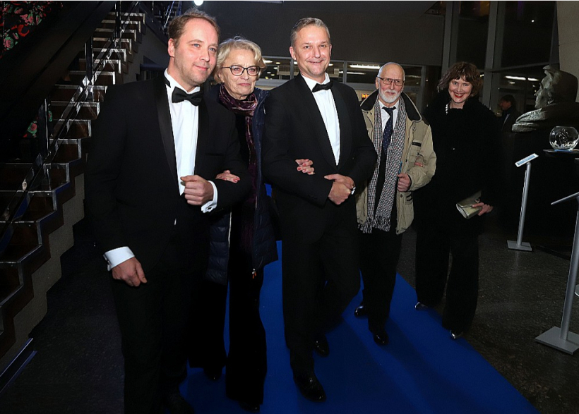 Mūža balvas ieguvēji – Nacionālā teātra aktrise Lolita Cauka kopā ar skatuves kolēģiem Aināru Ančevski (no kreisās) un Egilu Melbārdi, un Valmieras teātra aktieris Agris Māsēns – ar skatuves kolēģi Elīnu Vāni.