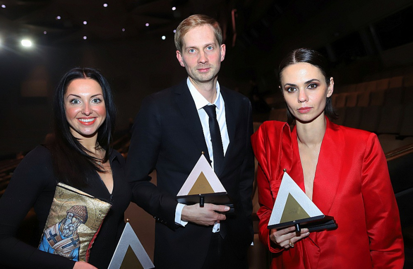 "Spēlmaņu nakts" laureātu trio – labākā aktrise otrā plāna lomā Anna Nele Āboliņa (no kreisās), Gada režisors Elmārs Seņkovs un Gada aktrise Dārta Daneviča.