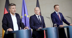 Preses konferencē, kas 15. novembrī Berlīnē tika rīkota pēc Konstitucionālās tiesas sprieduma par Vācijas budžetu, uz žurnālistu jautājumiem atbildēja ekonomikas ministrs Roberts Hābeks (no kreisās), kanclers Olafs Šolcs un finanšu ministrs Kristiāns Lindners.