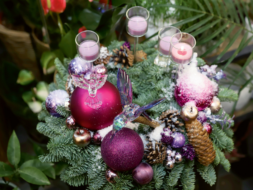 Lai vainags izdotos gaumīgs, ieteicams rotājumus izvēlēties vienā krāsu gammā.